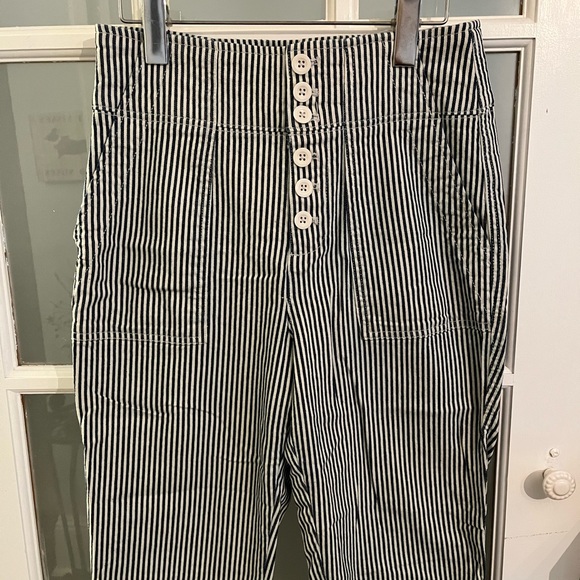 Gap high waist button front capris size 8. - Picture 2 of 5